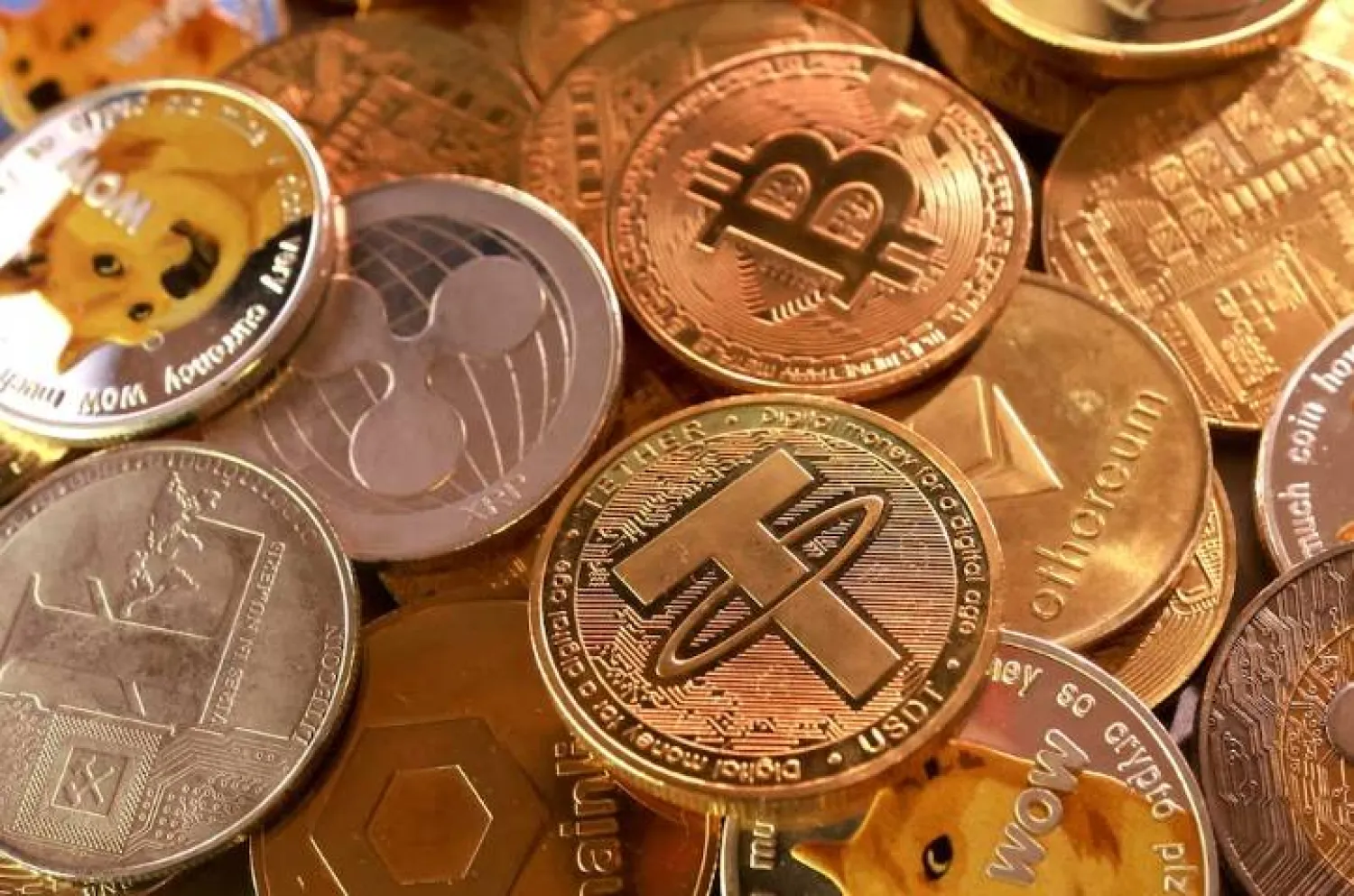 تمثيل للعملات المشفرة في رسم توضيحي (رويترز)