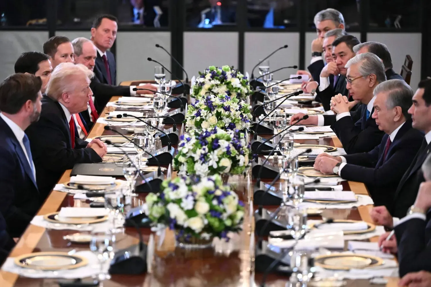 ABD Başkanı Donald Trump, Beyaz Saray'ın Doğu Salonu'nda ağırladığı Orta Asya liderleriyle akşam yemeği sırasında sohbet ediyor. (AFP)