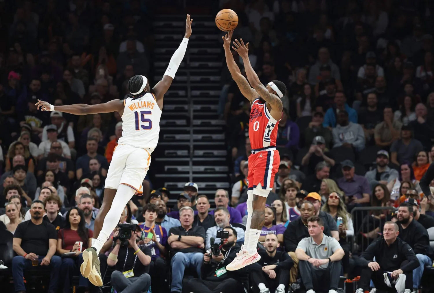 فينيكس صنز هزم ضيفه لوس أنجليس كليبرز (إ.ب.أ)