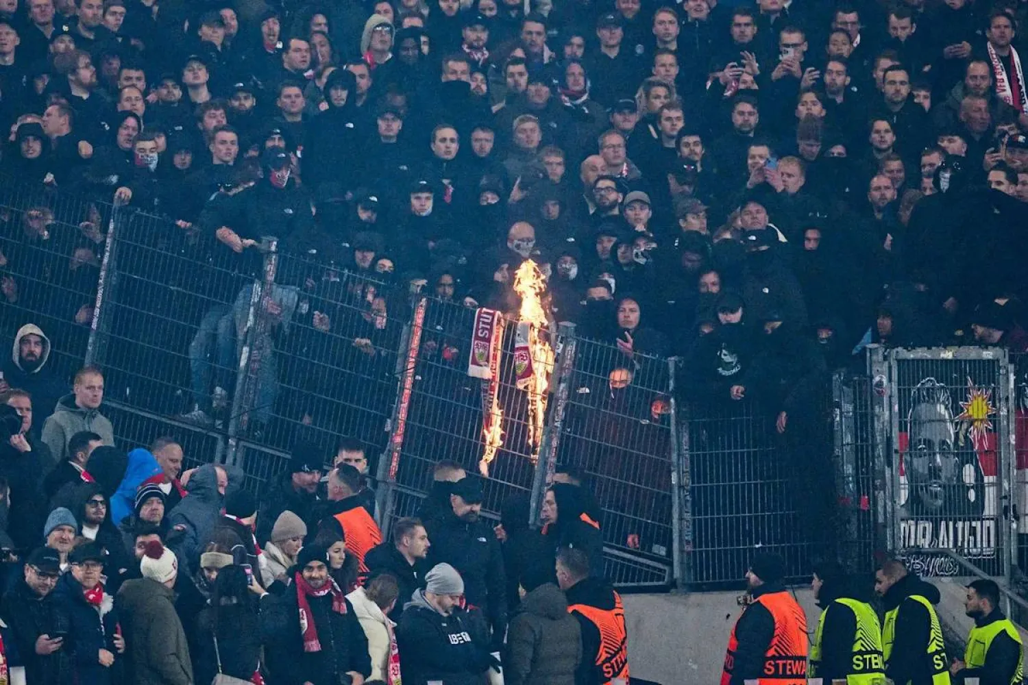 ماهير فينورد اقتحمت السياج الأمني في ملعب شتوتغارت (د.ب.أ)