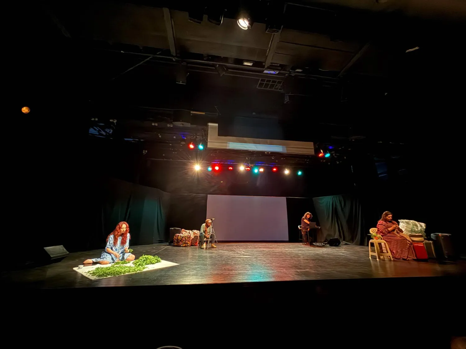 العالم يسقط والنساء غالباً أول مَن يلتقطن الشظايا (الشرق الأوسط)