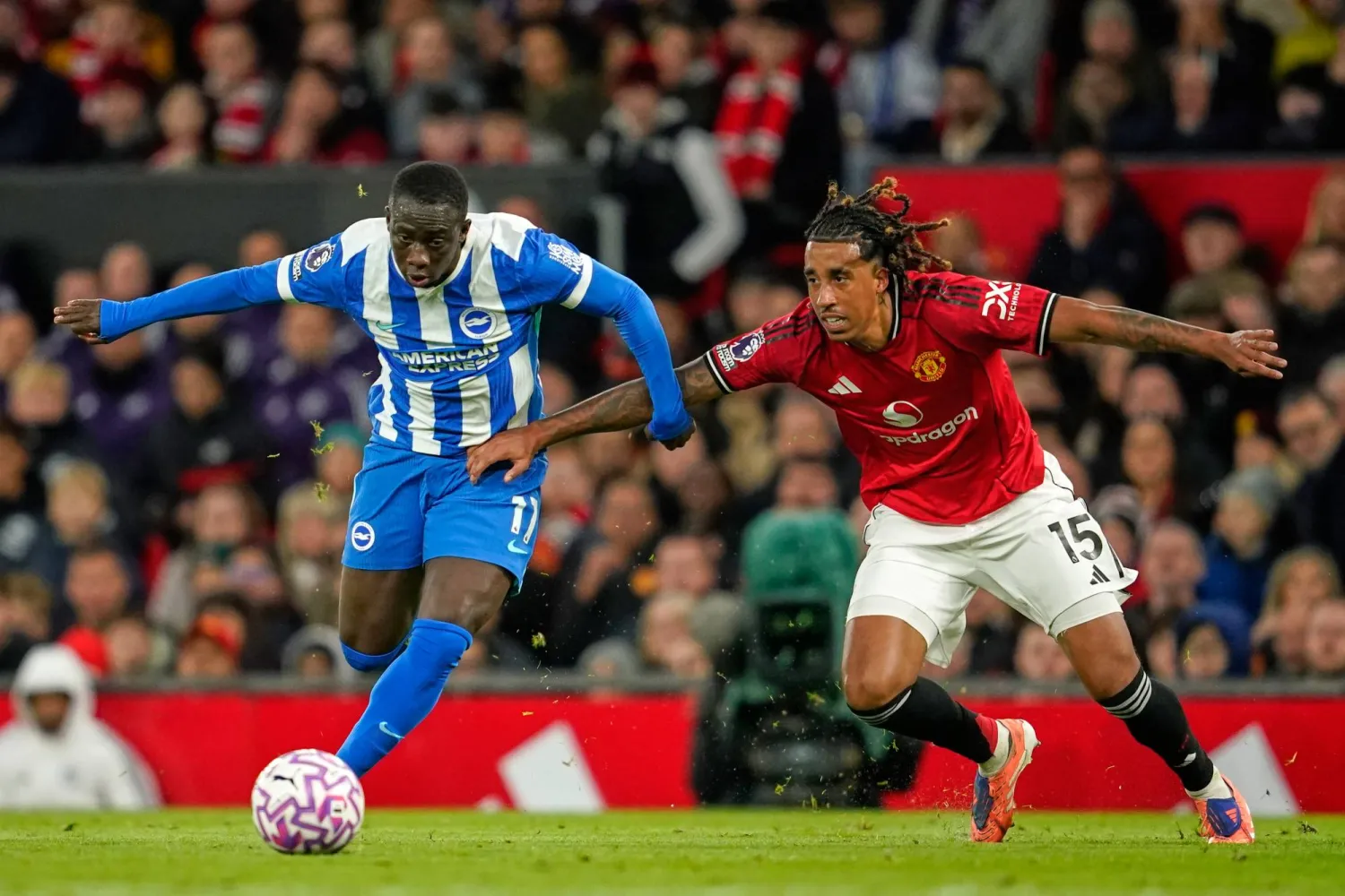 ليني يورو (يمين) لاعب مانشستر يونايتد (أ.ب)