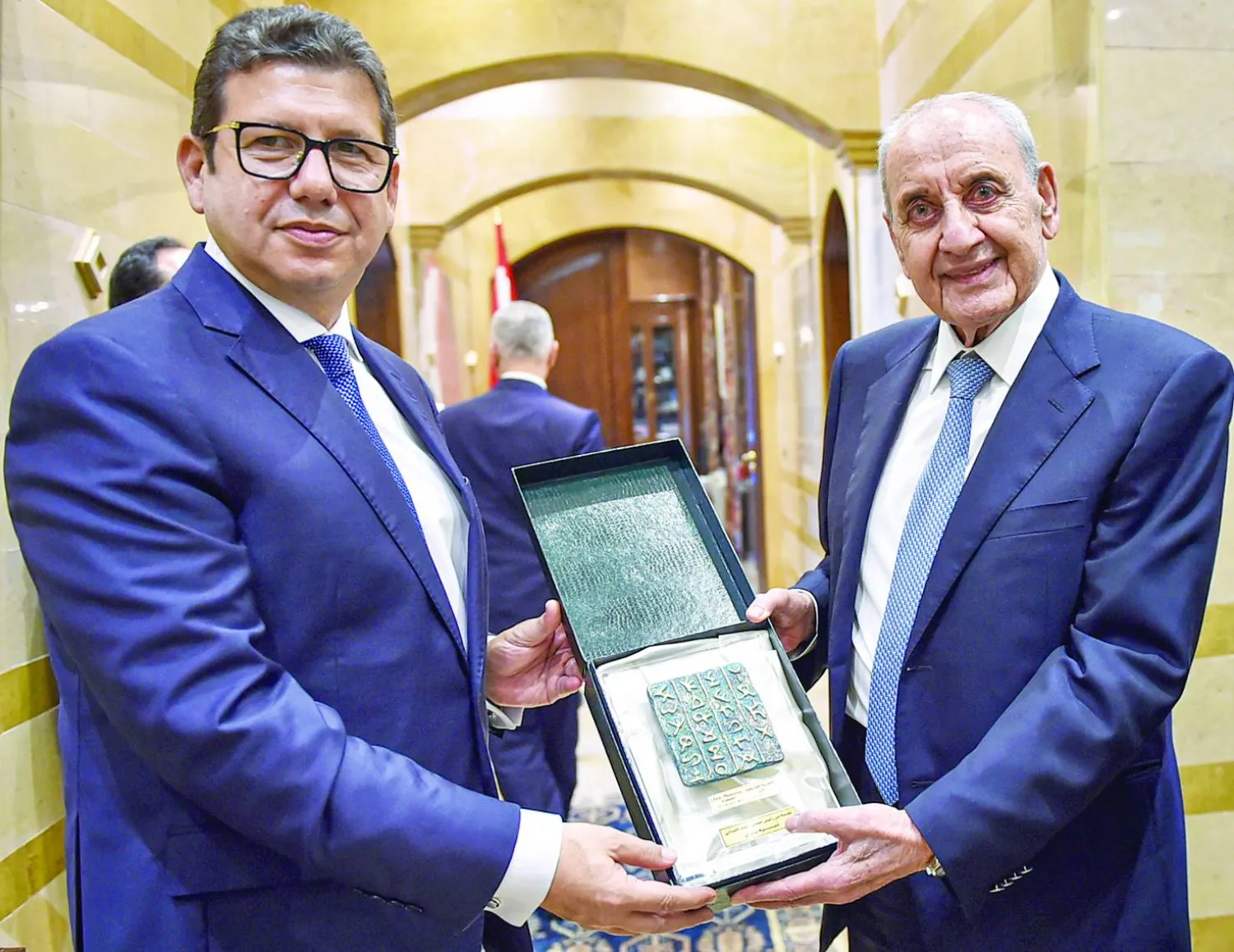 بري لدى تسليمه رشاد هدية بعد لقائهما في بيروت الاثنين (د.ب.أ)