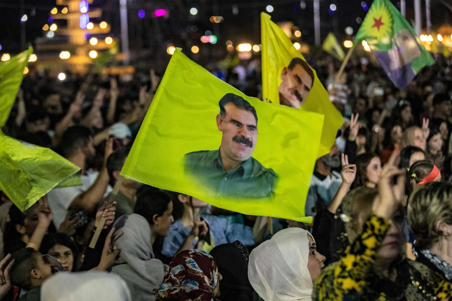 مظاهرة في القامشلي في 27 فبراير الماضي ابتهاجاً بدعوة زعيم حزب العمال الكردستاني عبد الله أوجلان إلى حل الحزب ونزع أسلحته (أ.ف.ب)