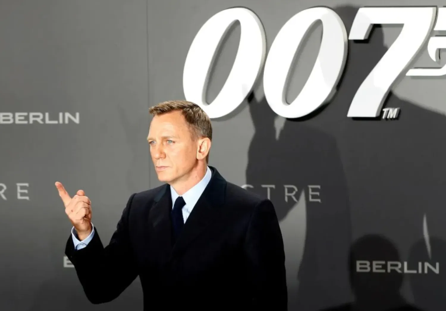 Actor Daniel Craig poses for photographers on the red carpet at the German premiere of the new James Bond 007 film "Spectre" in Berlin, Germany, October 28, 2015. (Reuters)
