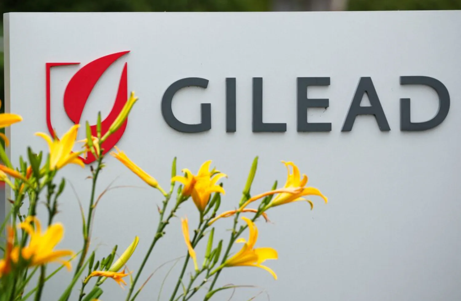Gilead Sciences Inc pharmaceutical company is seen in Oceanside, California, US, April 29, 2020. REUTERS/Mike Blake/File Photo 