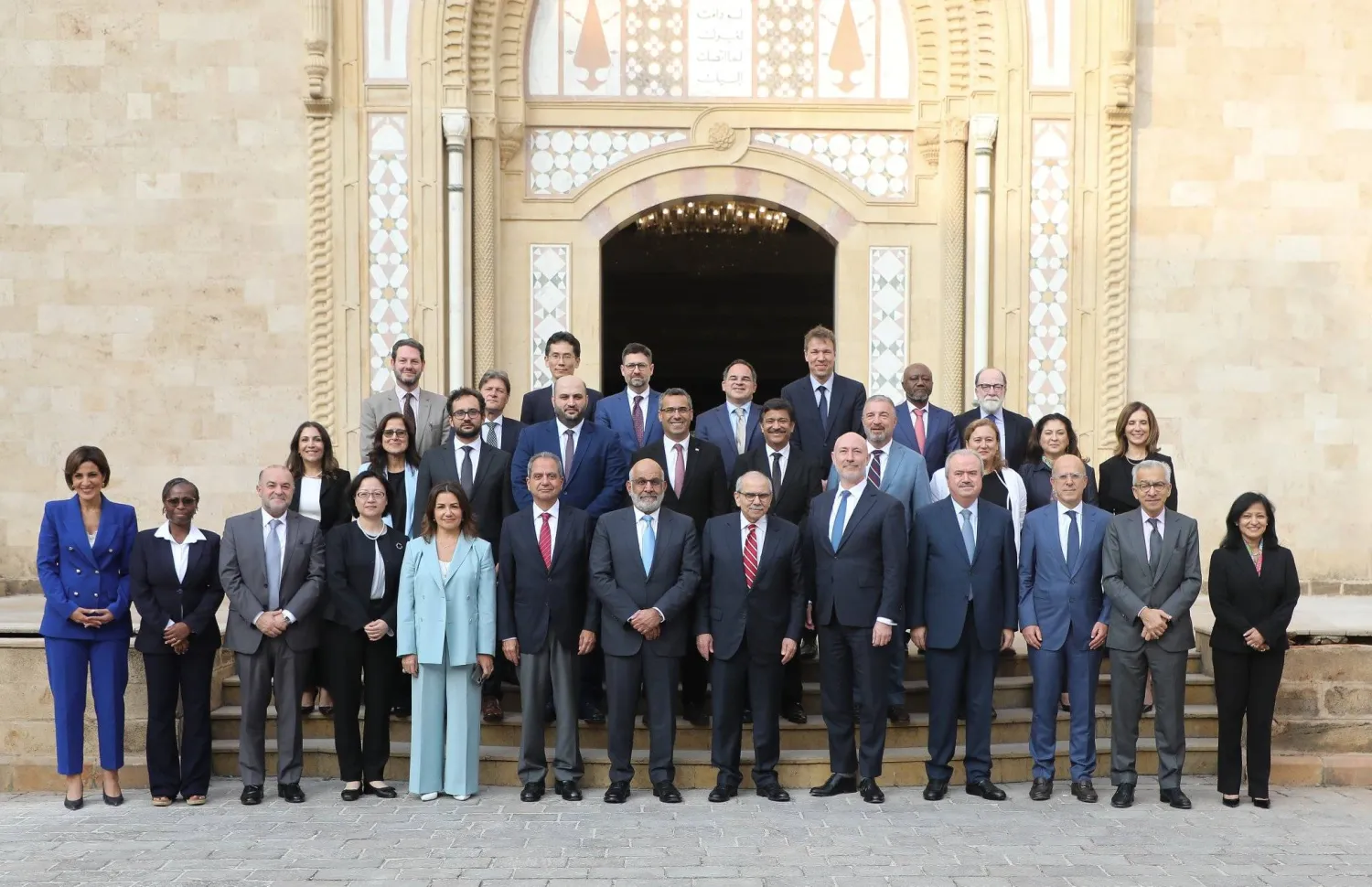 رئيس الحكومة نواف سلام متوسطاً الوزراء ووفد البنك الدولي في السراي الحكومي (رئاسة الحكومة)