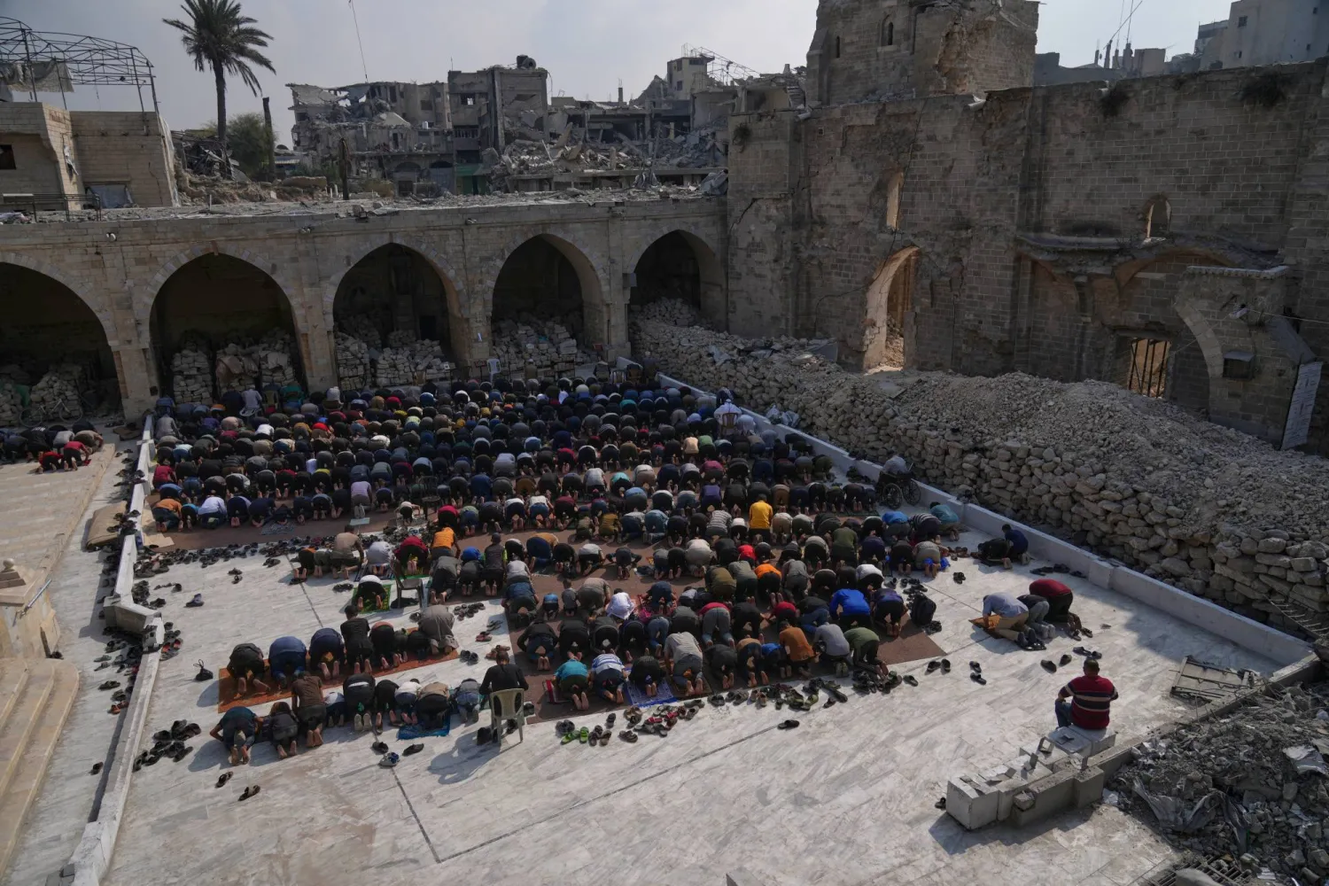 فلسطينيون يؤدون صلاة الجمعة في المسجد العمري في مدينة غزة القديمة (أ.ب)