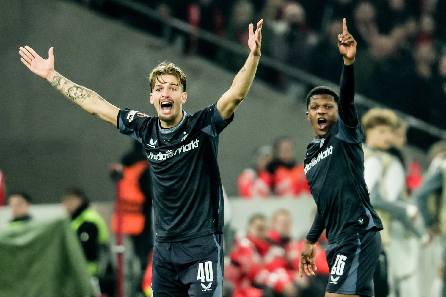 لوتشيانو فالنتي (يسار) لاعب وسط فينوورد (إ.ب.أ)