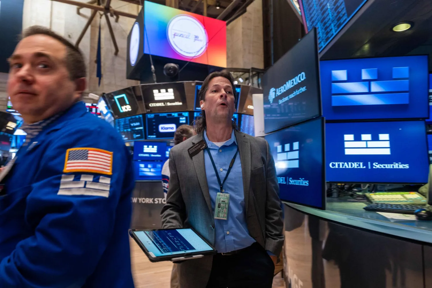 متداولان يعملان في بورصة نيويورك (أ.ف.ب)