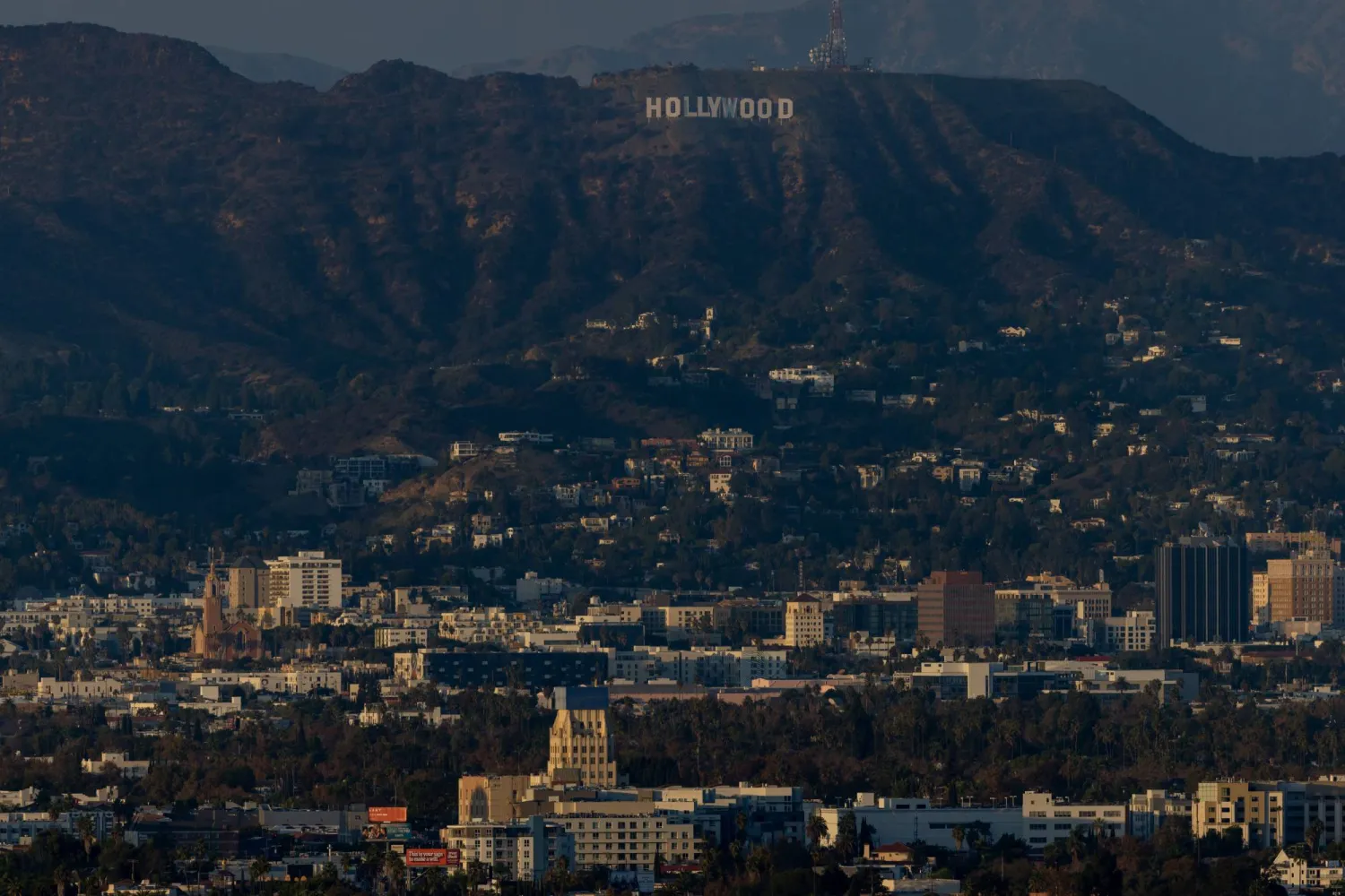 لافتة هوليوود في لوس أنجليس (أ.ب)