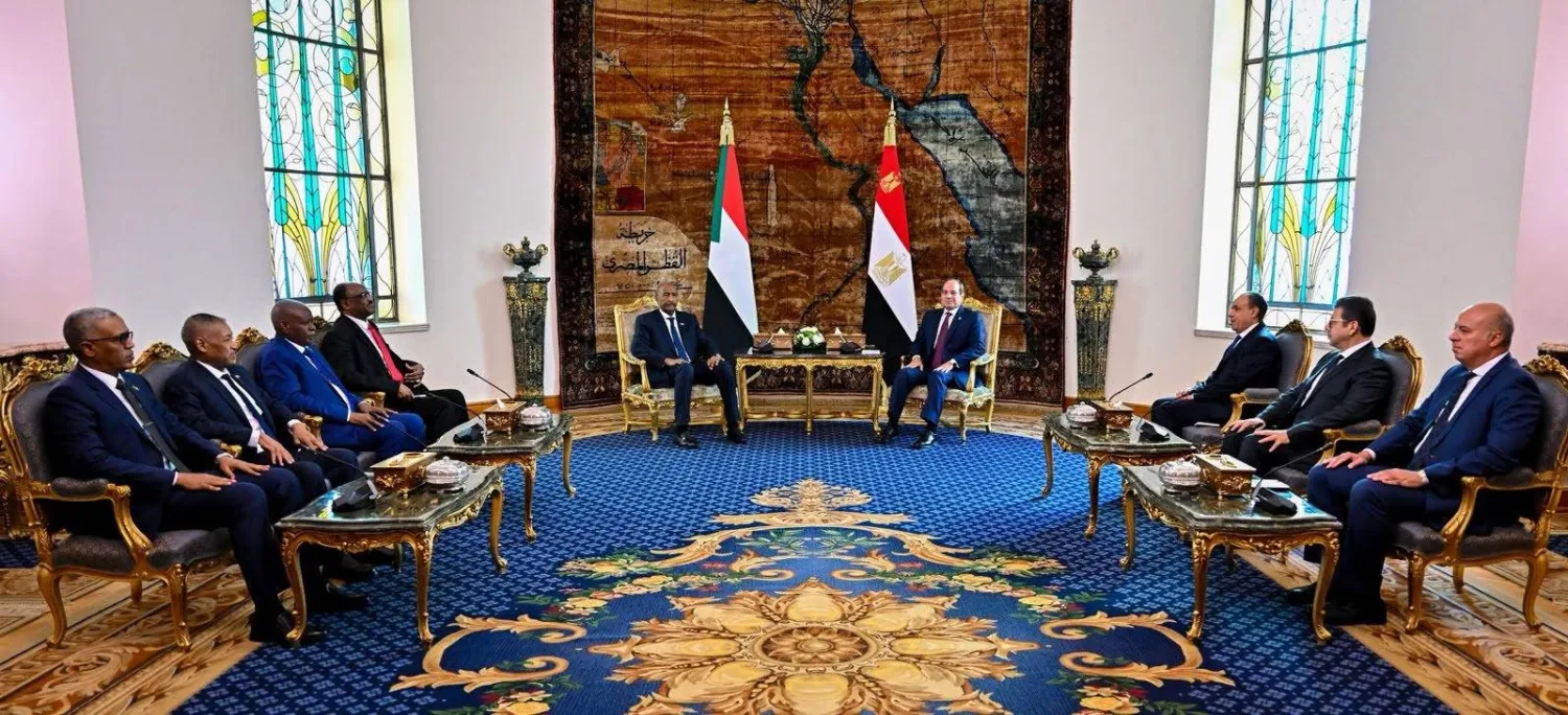 الرئيس المصري عبد الفتاح السيسي خلال استقبال رئيس مجلس السيادة السوداني في القاهرة الشهر الماضي (الرئاسة المصرية)