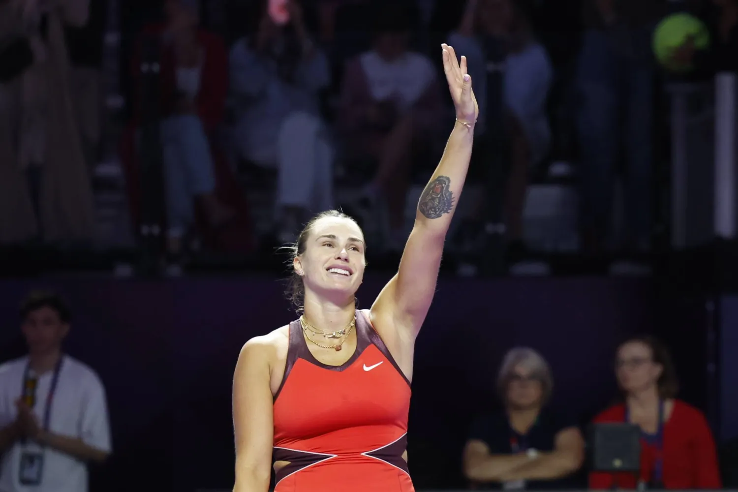 البيلاروسية أرينا سابالينكا تحتفل بفوزها على الأميركية أماندا أنيسيموفا (إ.ب.أ)