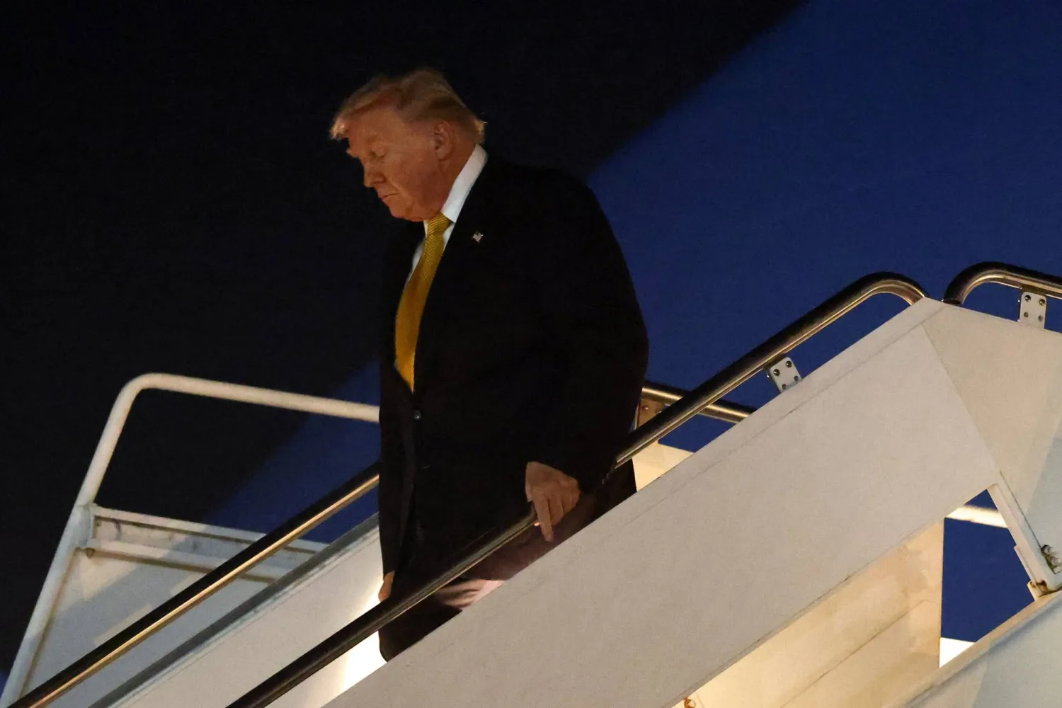 US President Donald Trump deboards Air Force One upon his arrival in West Palm Beach, Florida, US, November 7, 2025. REUTERS/Kevin Lamarque