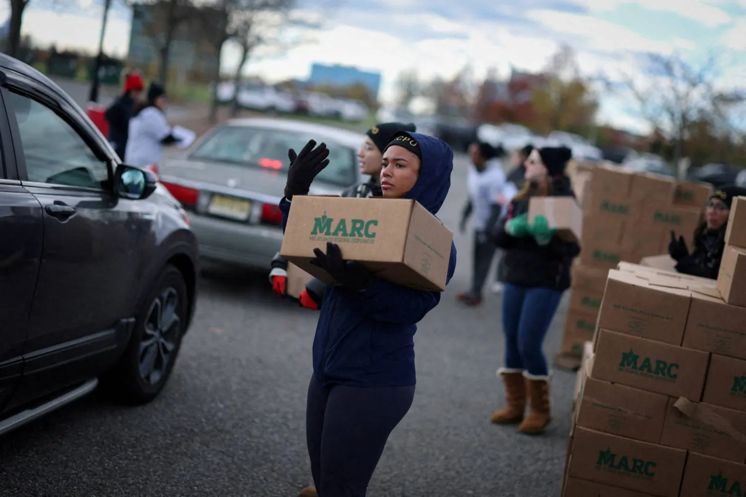 FILE PHOTO: Volunteers load boxes of food into cars during an event held by the Community FoodBank of New Jersey in partnership with Bergen County to deliver emergency food relief to Federal workers and SNAP recipients amid the US government shutdown in Leonia, New Jersey, US, November 6, 2025. REUTERS/Mike Segar/File Photo