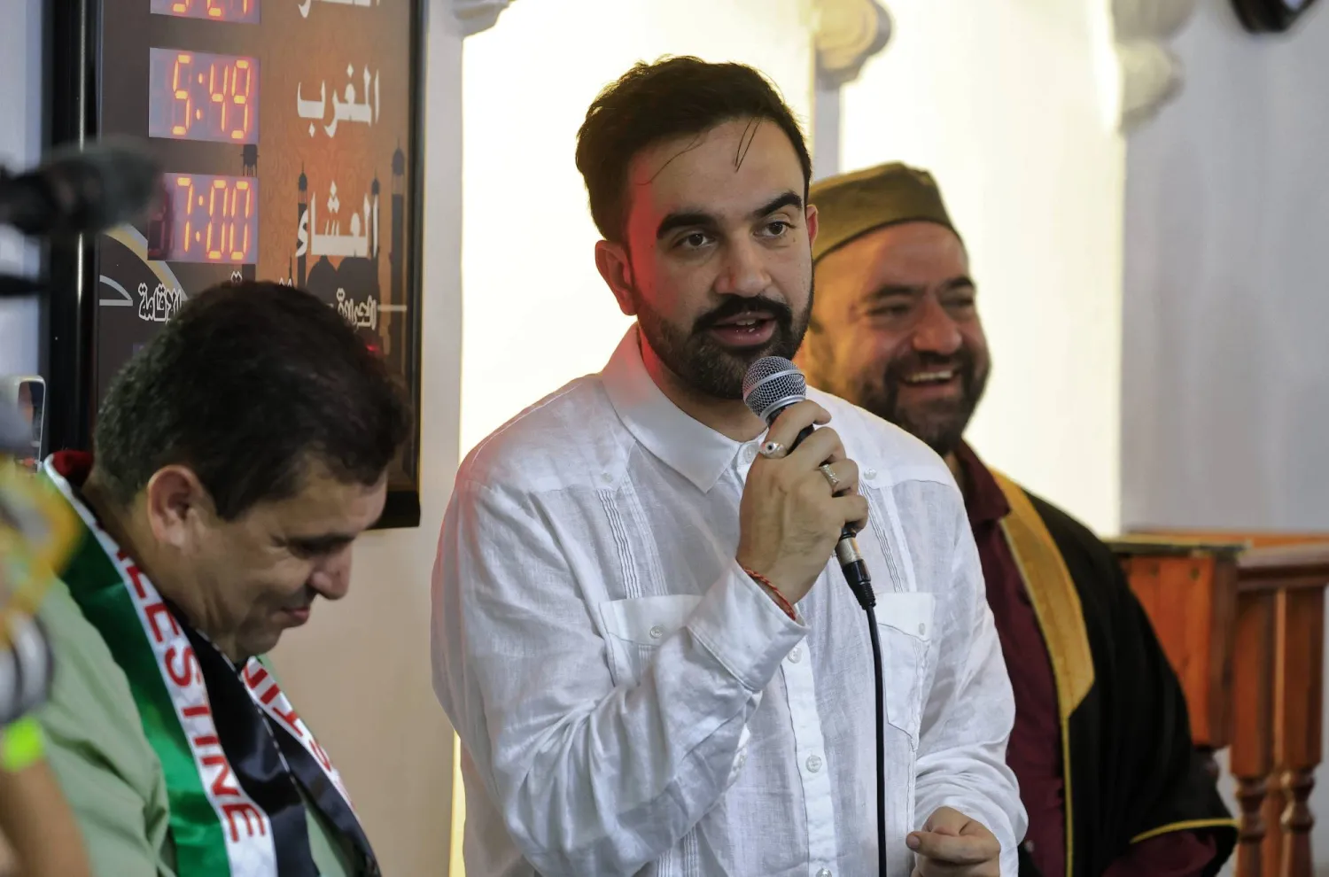 عمدة مدينة نيويورك المنتخب الديمقراطي زهران ممداني (وسط الصورة) يتحدث خلال زيارته للمركز الإسلامي الكاريبي في سان خوان (إ.ب.أ)