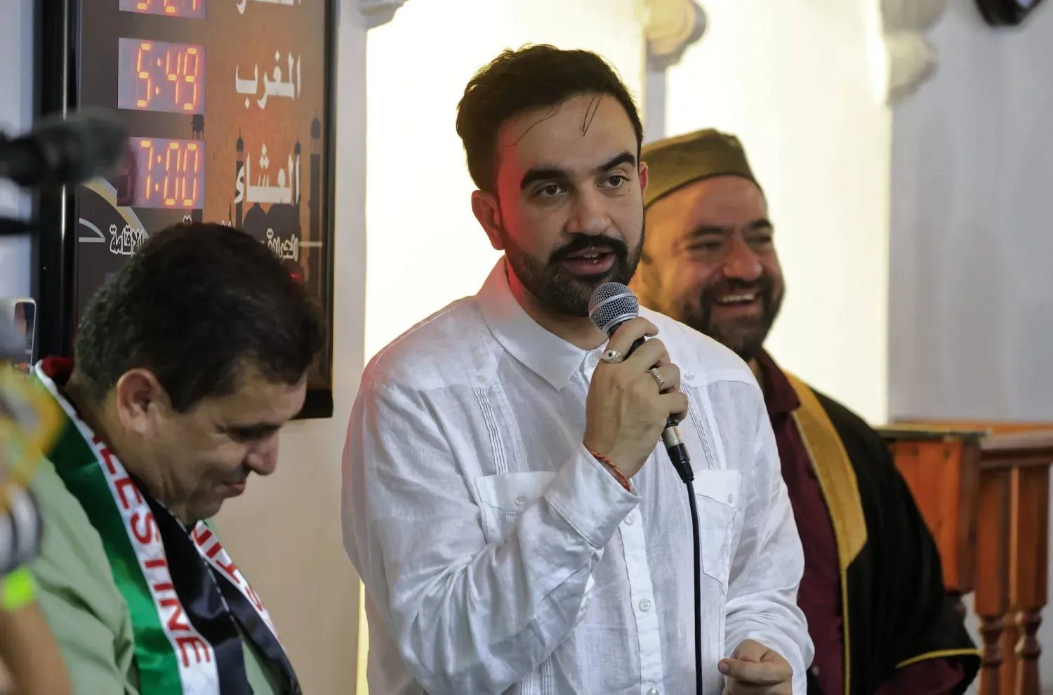 New York Belediye Başkanı seçilen Zohran Mamdani, San Juan'daki Karayip İslam Merkezi'ni ziyareti sırasında bir konuşma yaptı. (EPA)