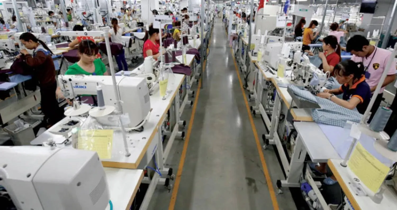 مصنع لتصنيع الملابس في فيتنام (رويترز)