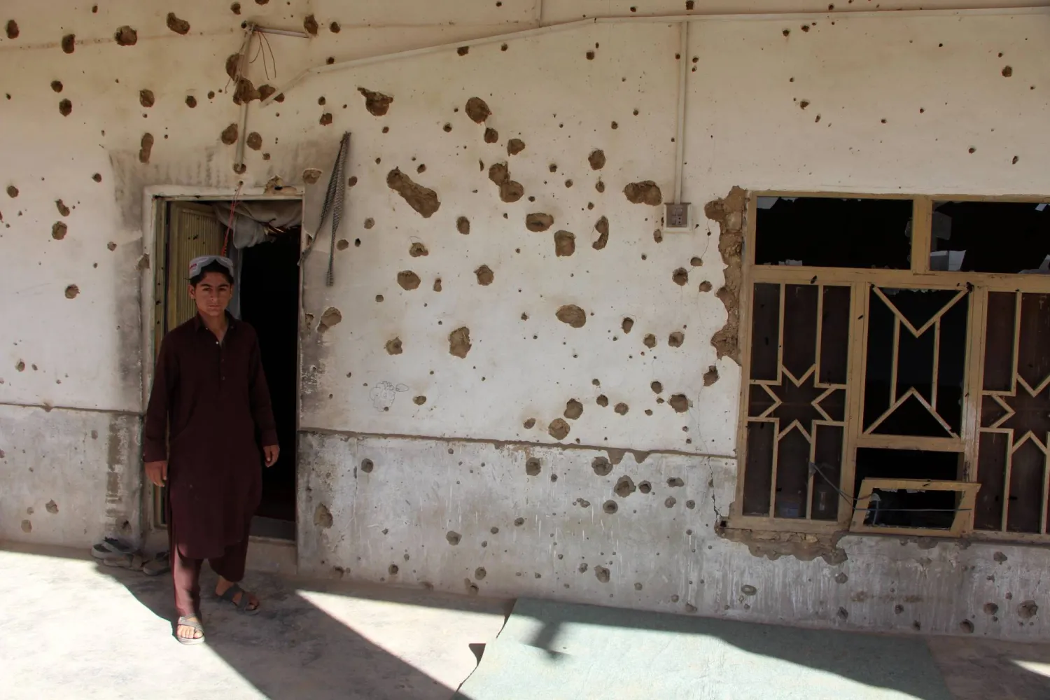 A person stands by a house allegedly damaged by cross-border fire from Pakistan at the Pak-Afghan border in Spin Boldak, Afghanistan, 07 November 2025. EPA/QUDRATULLAH RAZWAN