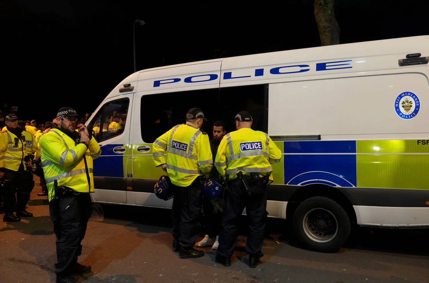 الشرطة البريطانية تعتقل متظاهراً في برمنغهام (د.ب.أ)