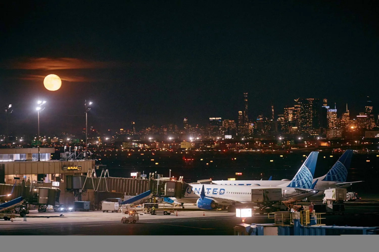 طائرات متوقفة في مطار نيوارك ليبرتي الدولي بنيوجيرسي 6 نوفمبر2025 (أ.ف.ب)