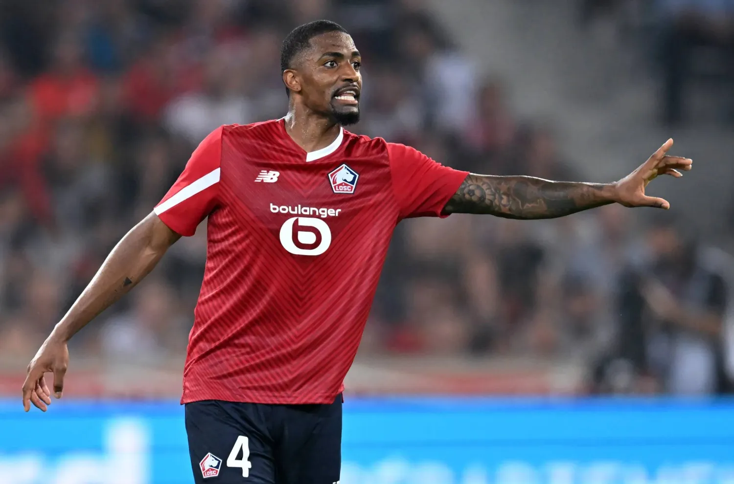 قلب الدفاع البرازيلي الدولي أليكساندرو (نادي ليل)