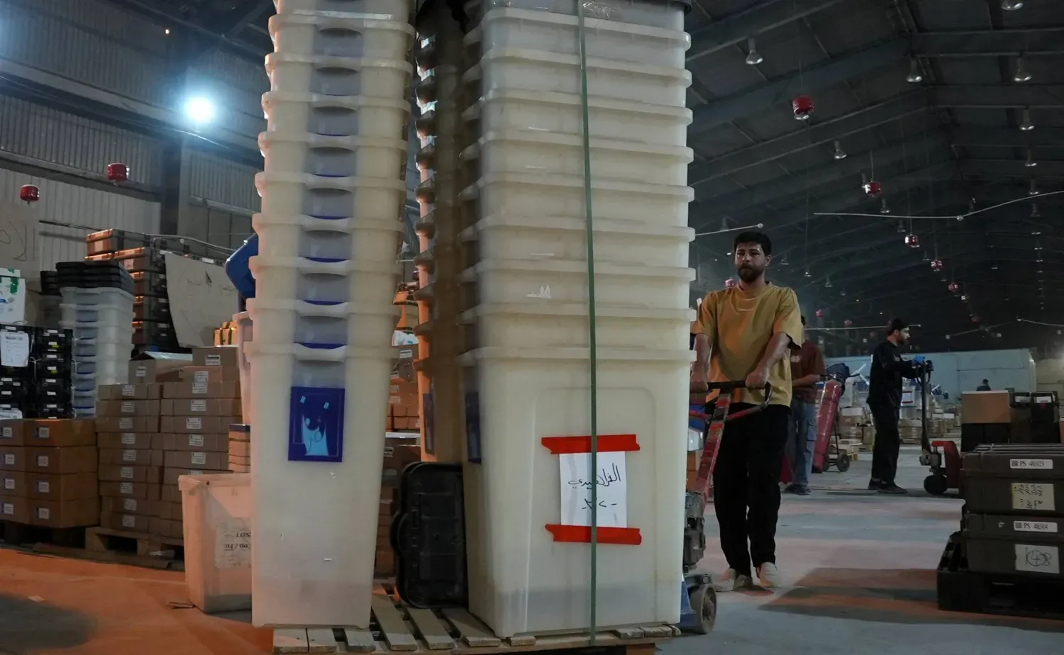  Irak Bağımsız Seçim Komisyonu çalışanları, oy kullanma hazırlıkları kapsamında sandıkları taşıyor. (Reuters)