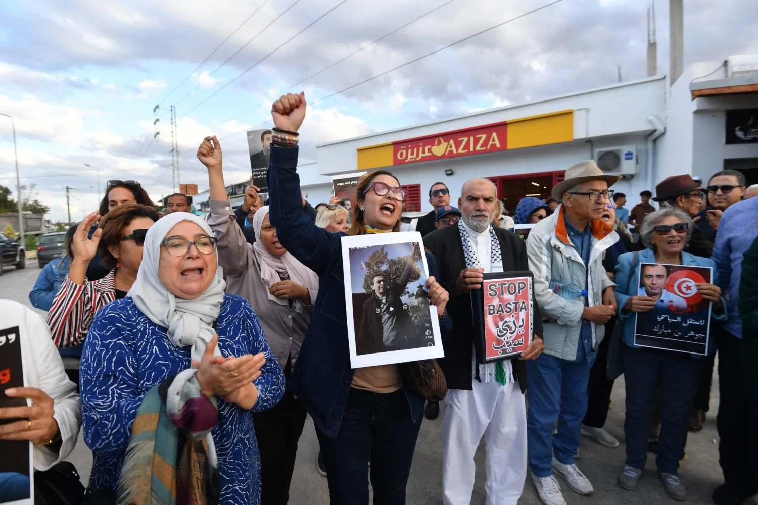 حقوقيون أمام سجن بلي المدني في جنوب شرقي تونس للمطالبة بالإفراج عن الناشط المعتقل جوهر بن مبارك (أ.ف.ب)