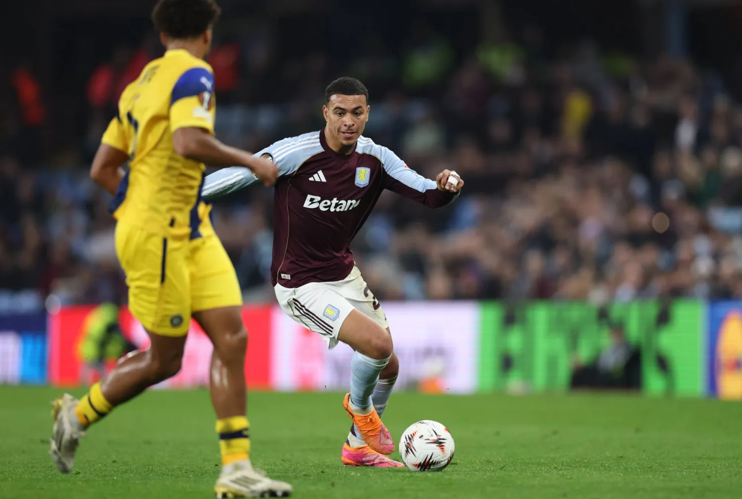 مورغان روجرز نجم أستون فيلا (إ.ب.أ)