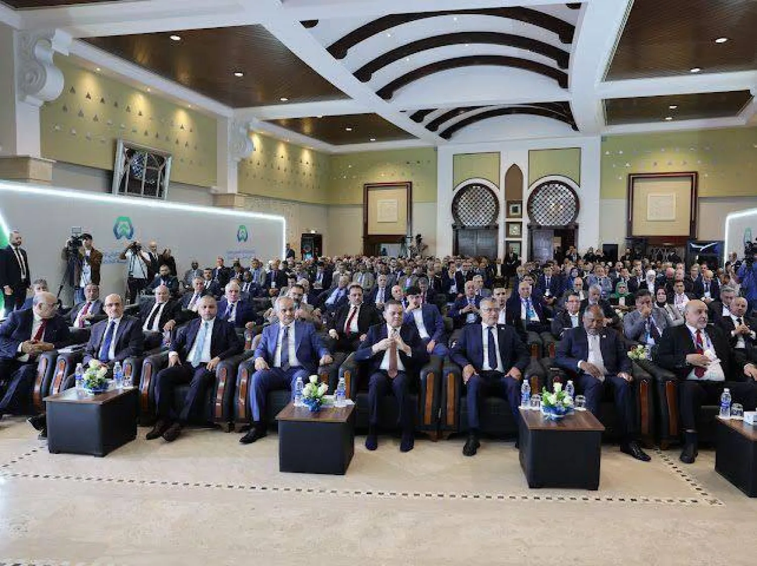 الدبيبة وعيسى يتوسطان وزراء ومسؤولين تابعين لحكومة الوحدة الليبية «المؤقتة» (الوحدة)