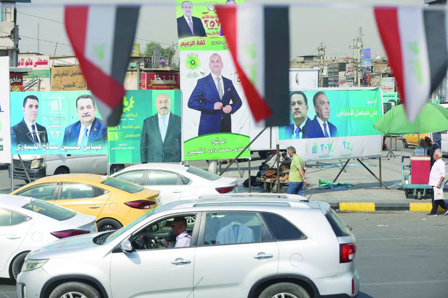 لافتات دعائية في بغداد من حملة الانتخابات العراقية (أ.ف.ب)