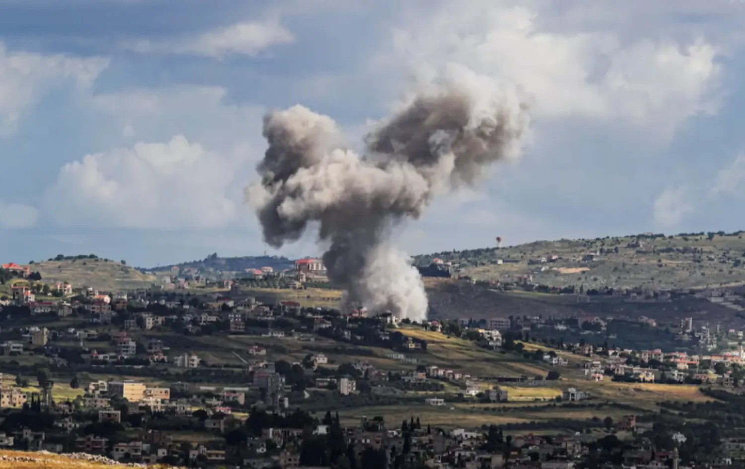 Smoke rises above Lebanon, following an Israeli strike, amid ongoing cross-border hostilities between Hezbollah and Israeli forces, as seen from Israel's border with Lebanon in northern Israel, May 5, 2024. REUTERS/Ayal Margolin /File Photo
