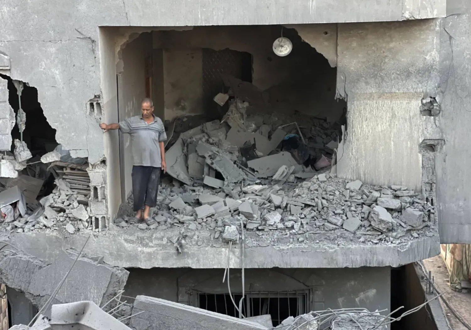 25 September 2025, Palestinian Territories, Nusairat: Palestinians inspect the damage caused by an Israeli airstrike on the Nuseirat refugee camp in the central Gaza Strip. Photo: Belal Abu Amer/APA Images via ZUMA Press Wire/dpa
