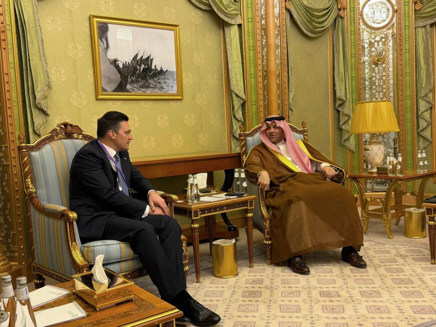 رئيس البنك الآسيوي للتنمية نيكولاي بودغوزوف خلال لقائه مع خالد باوزير وكيل وزارة المالية السعودية على هامش مبادرة مستقبل الاستثمار (حساب بودغوزوف على لينكدإن)