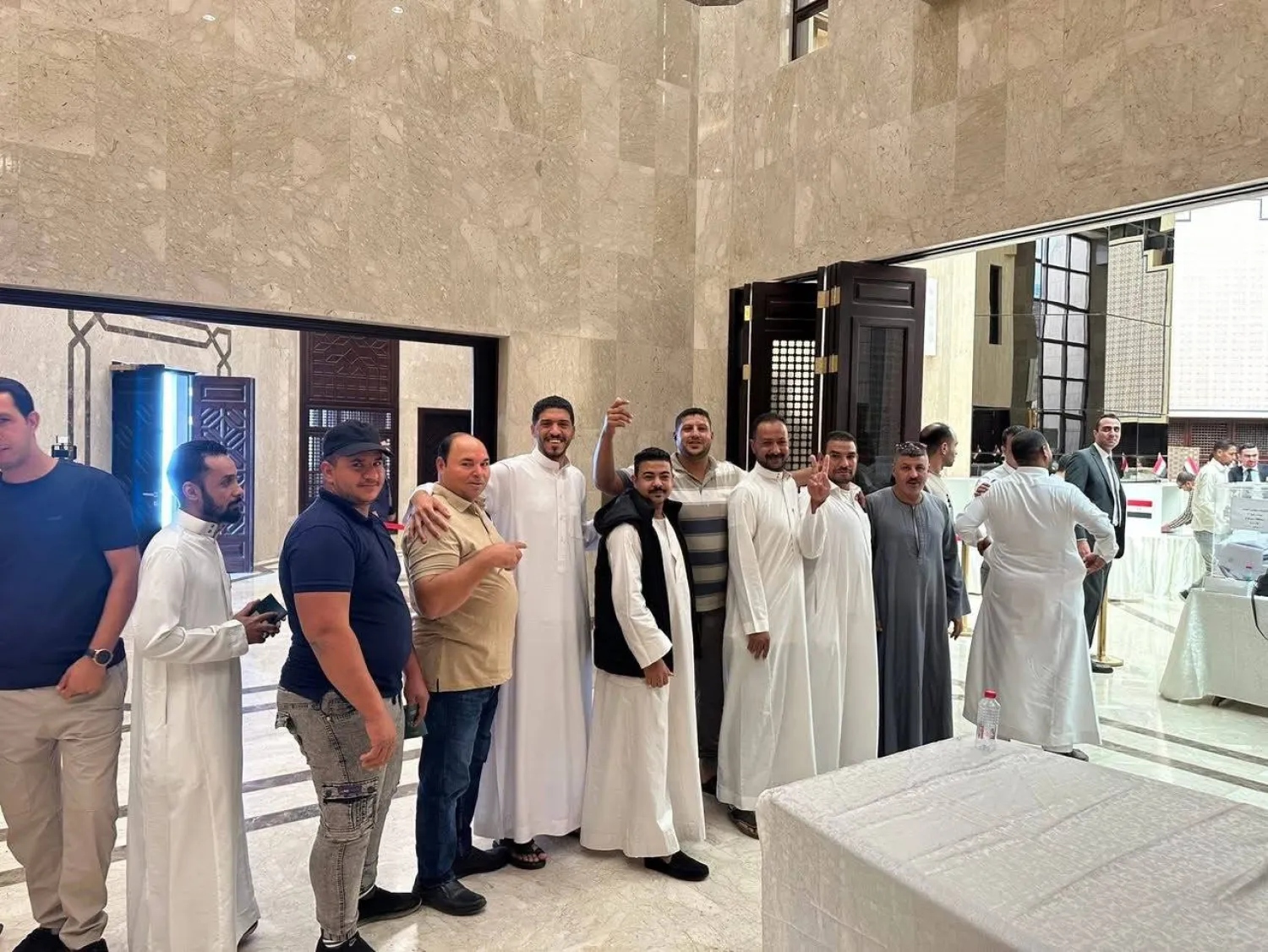 ناخبون مصريون في السعودية قبل الإدلاء بأصواتهم في اليوم الثاني لانتخابات مجلس النواب (تنسيقية شباب الأحزاب)