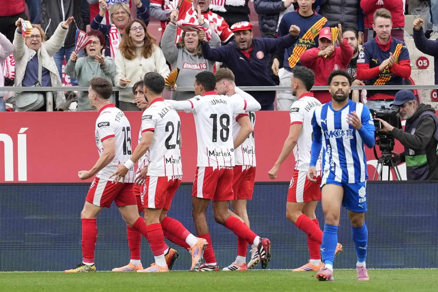 فرحة لاعبي جيرونا بهدف الفوز على ألافيس (إ.ب.أ)