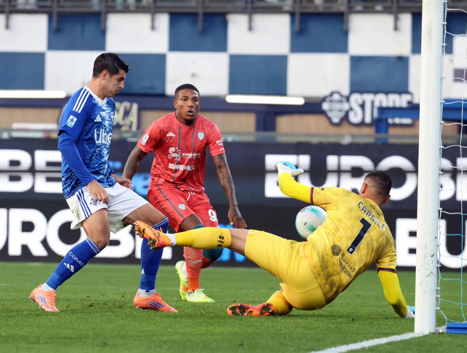 كومو اكتفى بالتعادل مع ضيفه كالياري (إ.ب.أ)