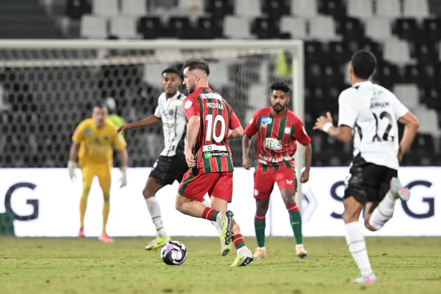 من مواجهة الشباب وضيفه الاتفاق (تصوير: عبد الرحمن السالم)