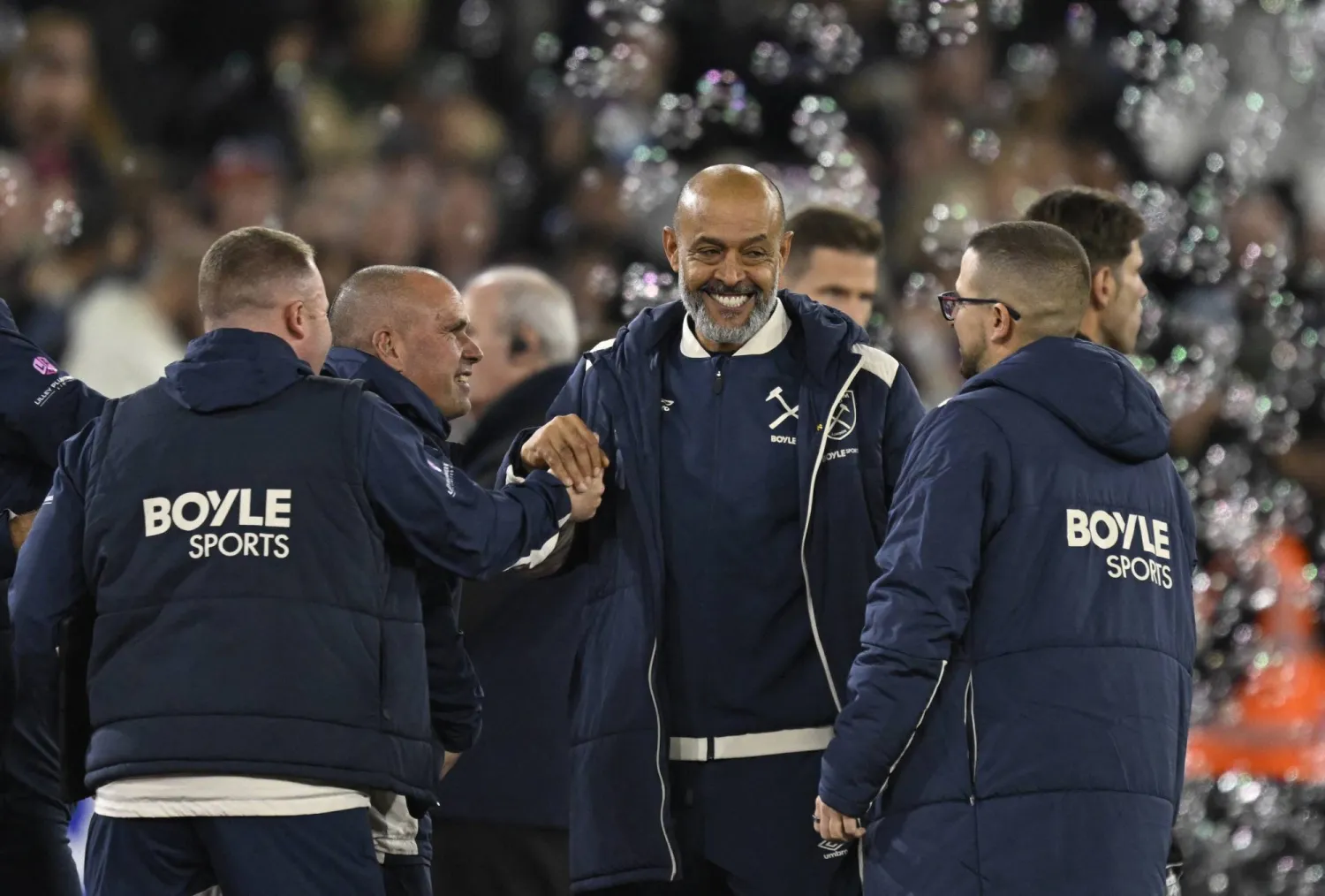 البرتغالي نونو سانتو يتلقى التهاني بفوز وست هام على بيرنلي (رويترز)