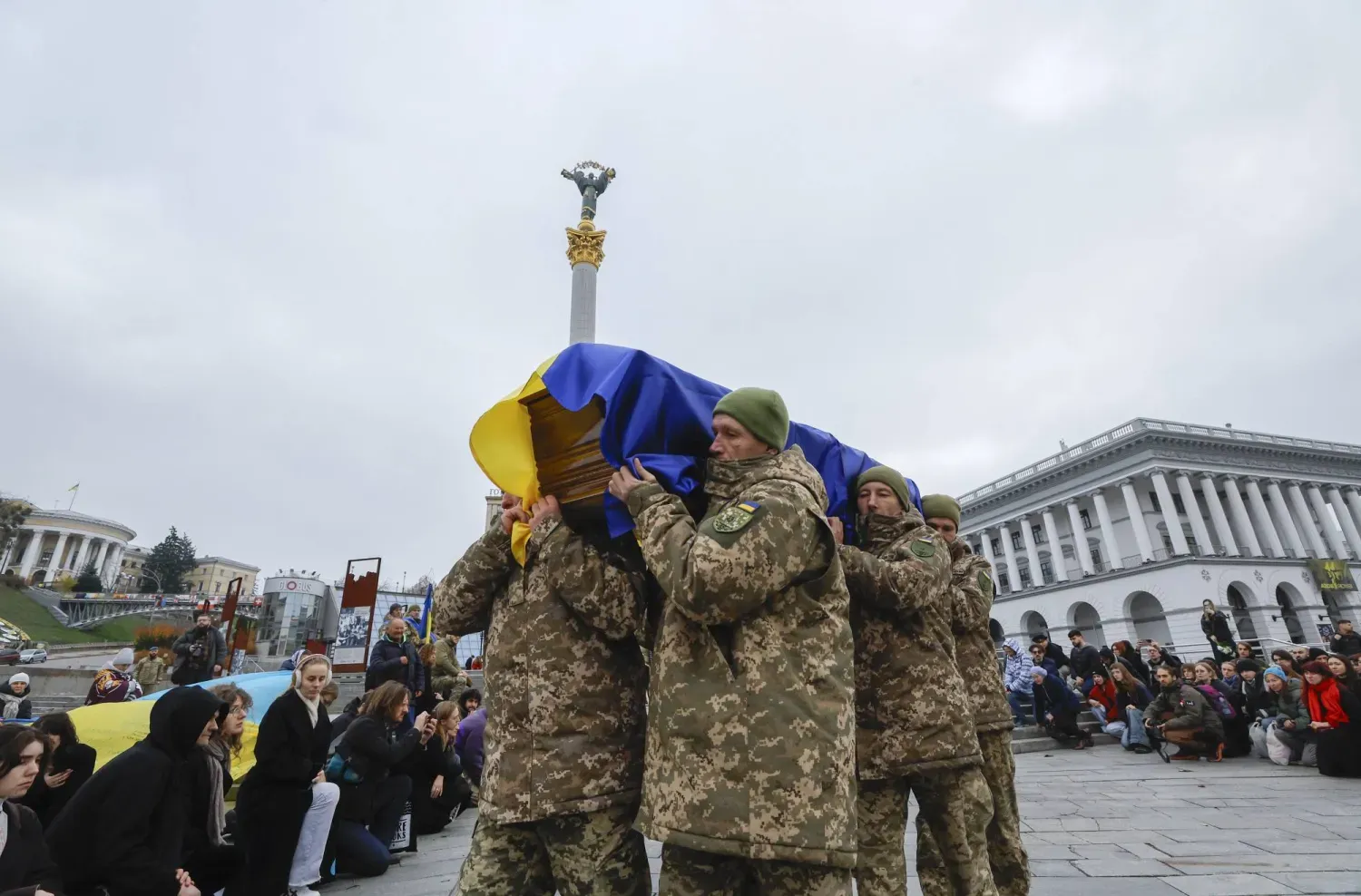 Dnipropetrovsk Bölgesi'nde hayatını kaybeden Ukraynalı askerlerden biri için Kiev'de anma töreni düzenlendi, (EPA)
