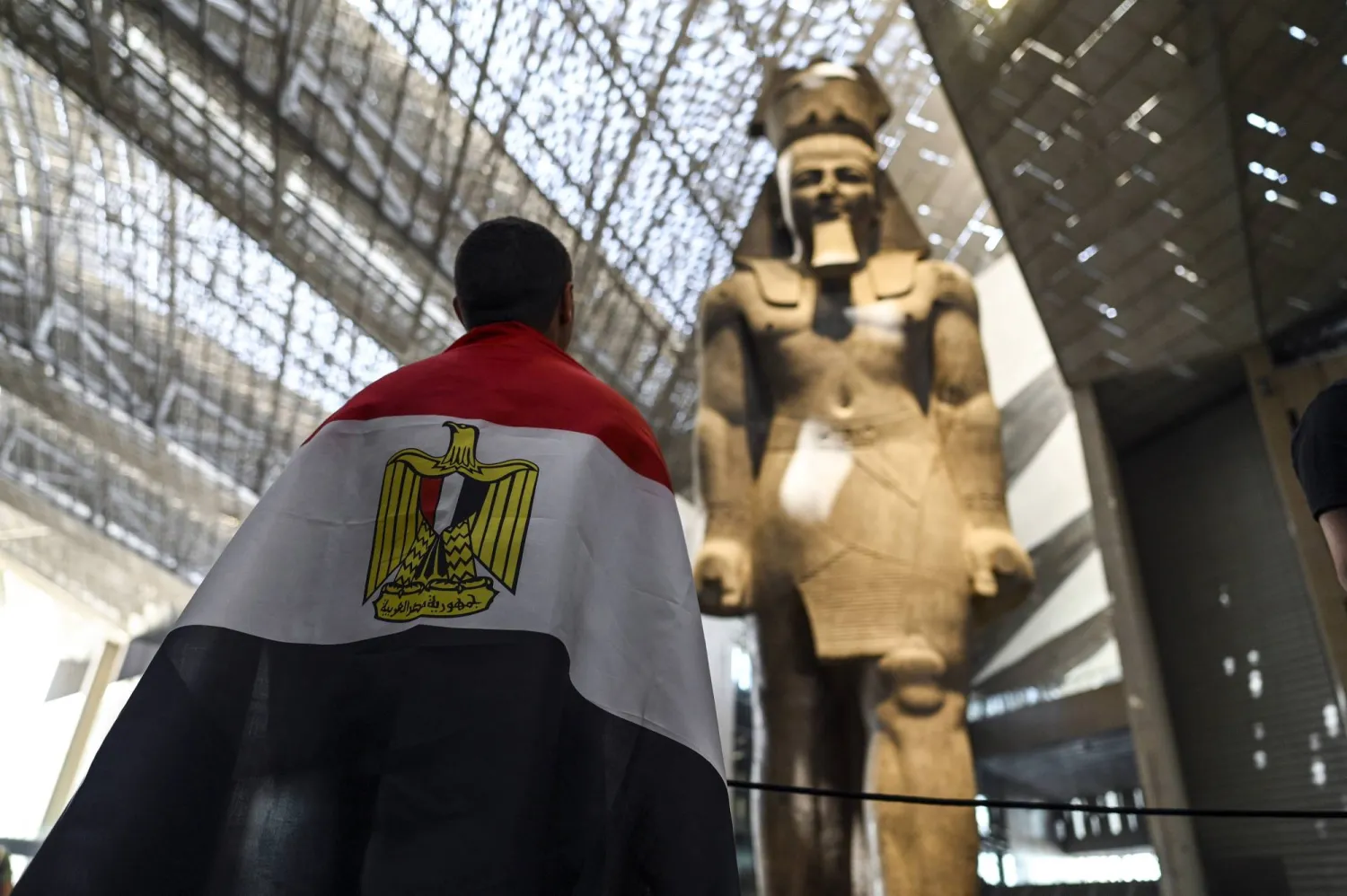 المصريون من فئات مختلفة زاروا المتحف الكبير وعبروا عن فخرهم به (إ.ب.أ)