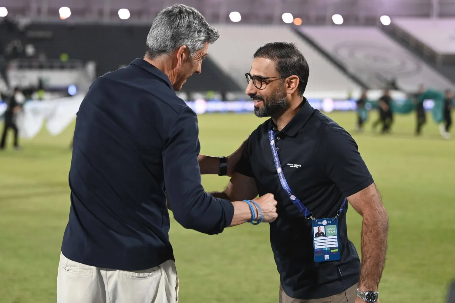 تحية متبادلة بين سعد الشهري مدرب الاتفاق وألغواسيل مدرب الشباب (تصوير: عبد الرحمن السالم)