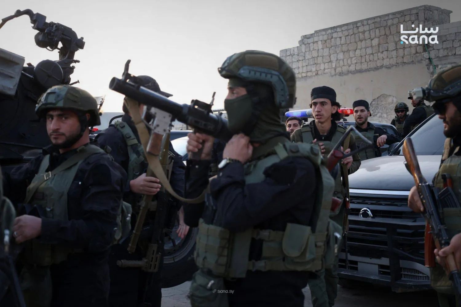 عناصر «الداخلية السورية» خلال الحملة الأمنية ضد تنظيم «داعش» (سانا)