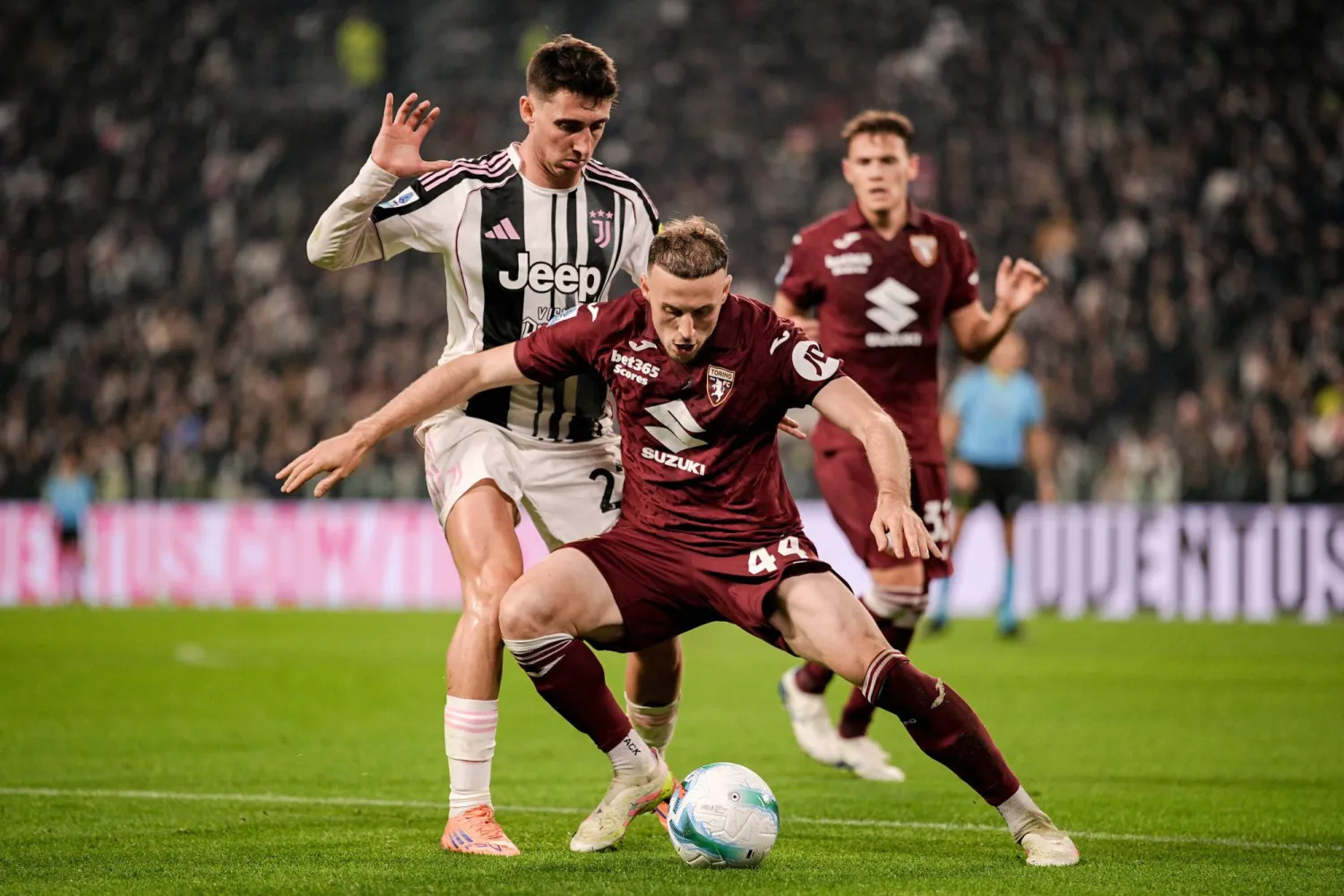 يوفنتوس اكتفى بالتعادل مع تورينو (أ.ب) 