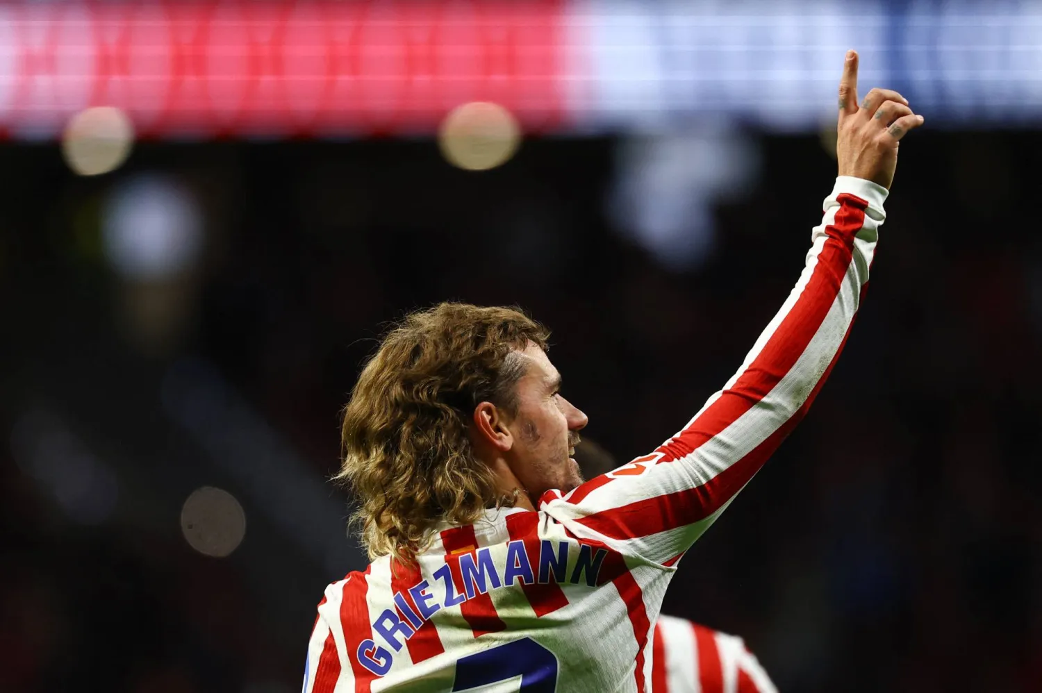 أنطوان غريزمان يحتفل بفوز أتلتيكو مدريد (رويترز)