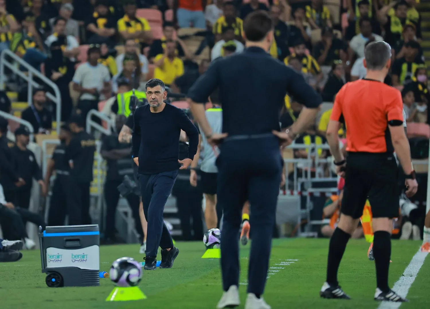 البرتغالي سيرجيو كونسيساو المدير الفني لفريق الاتحاد (تصوير: محمد المانع)