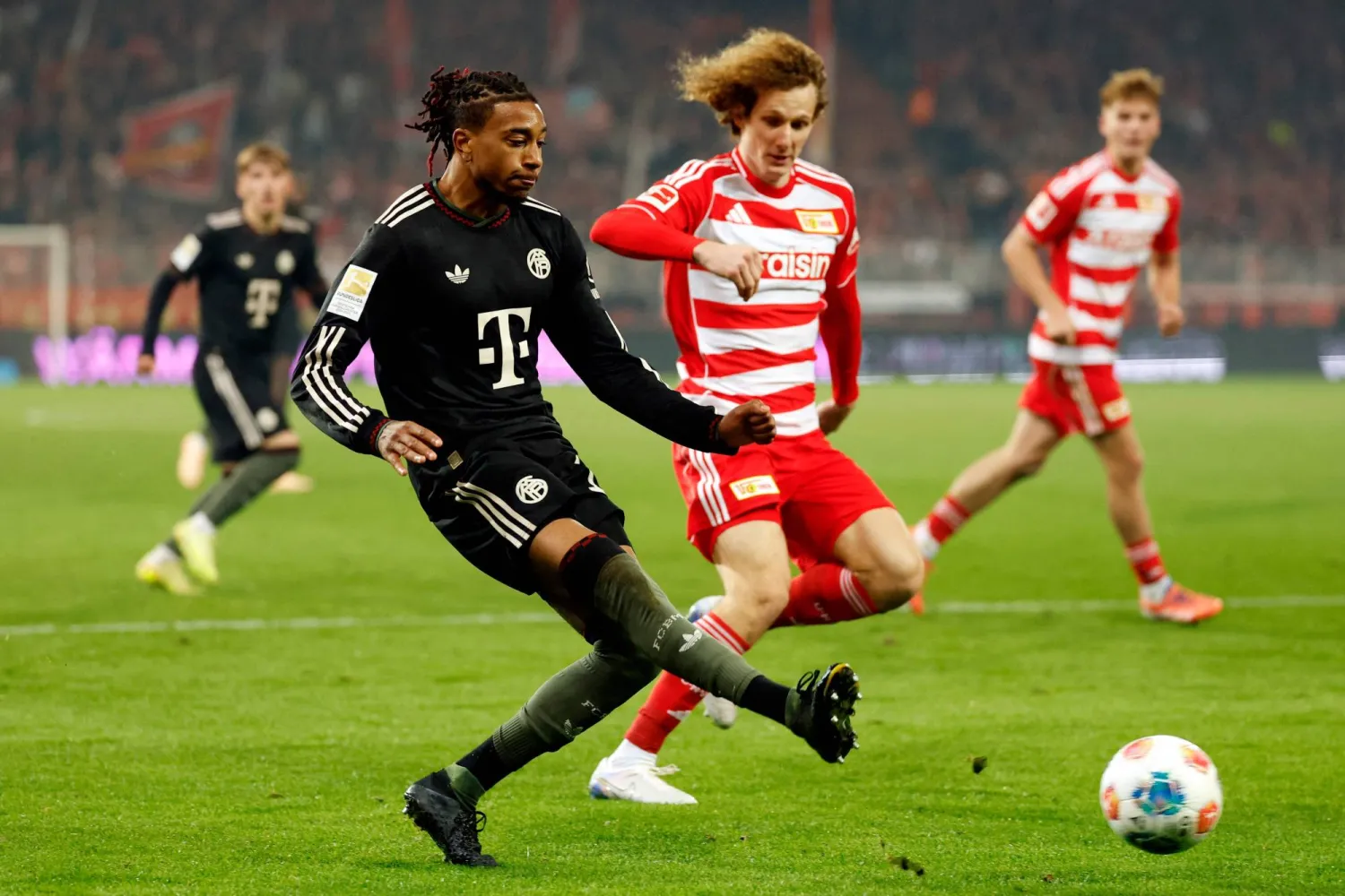 الفرنسي مايكل أوليس لاعب وسط بايرن ميونيخ يسدد الكرة خلال مباراة الدوري الألماني أمام يونيون برلين (أ.ف.ب).