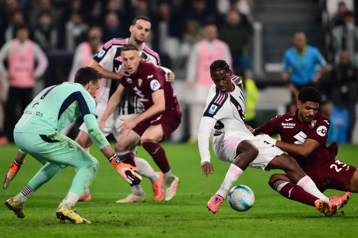 الكندي جوناثان ديفيد مهاجم يوفنتوس يتنافس على الكرة مع المدافع الاستوائي ساول كوكو لاعب تورينو (أ.ف.ب)