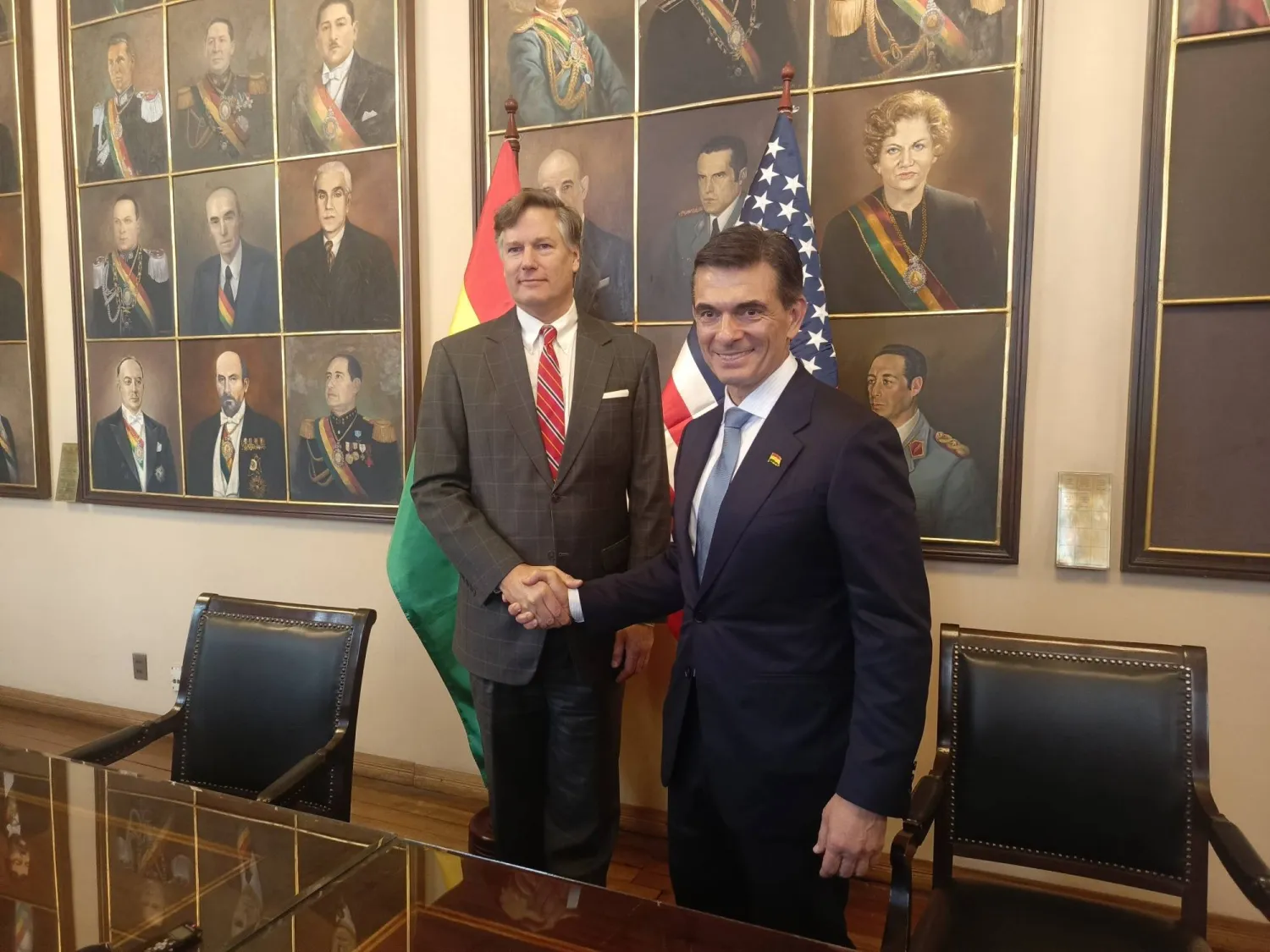 الرئيس البوليفي رودريغو باز (يمين) ونائب وزير الخارجية الأميركي كريستوفر لاندو (إ.ب.أ)