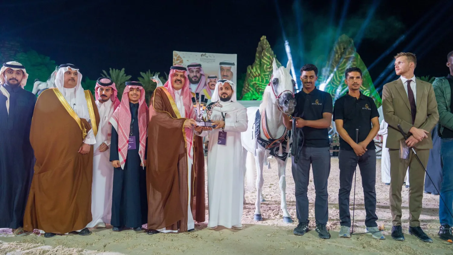 أمير منطقة حائل خلال تتويج الفائزين (الشرق الأوسط) 